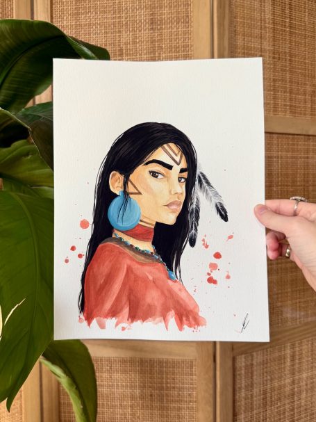 Porträt einer Frau mit langen schwarzen Haaren, bunten Ohrringen und traditioneller Kleidung.