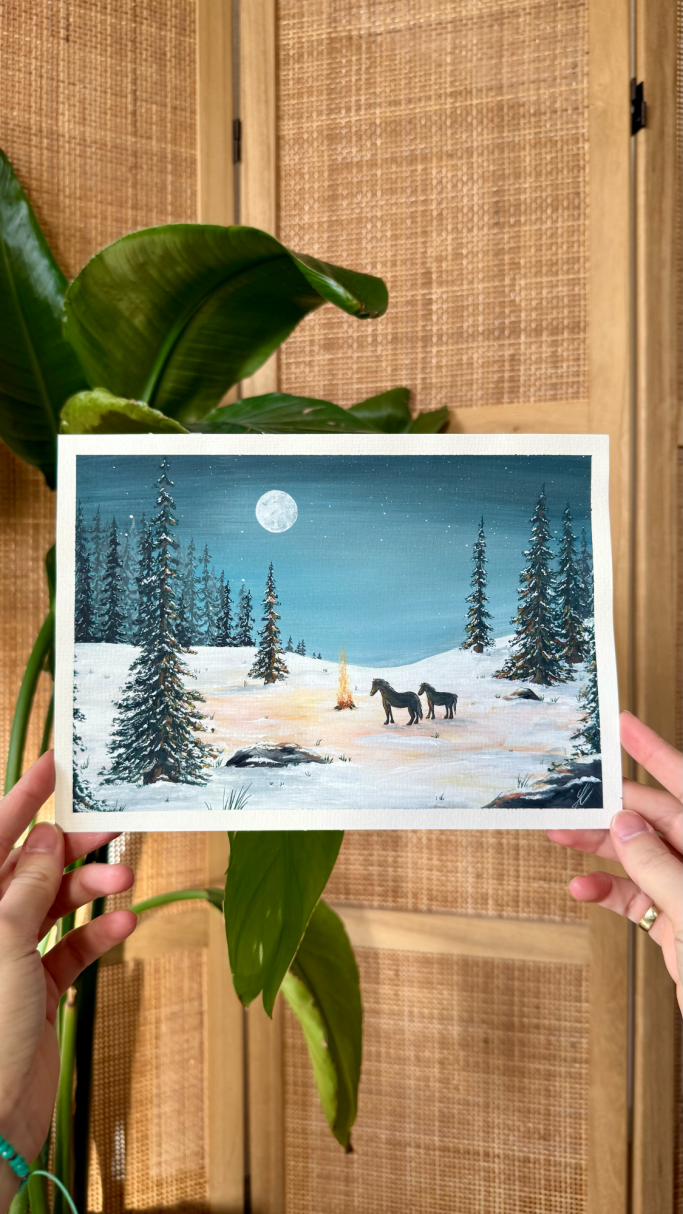 Eine verschneite Landschaft mit zwei Pferden und einem Zelt unter einem Vollmond.