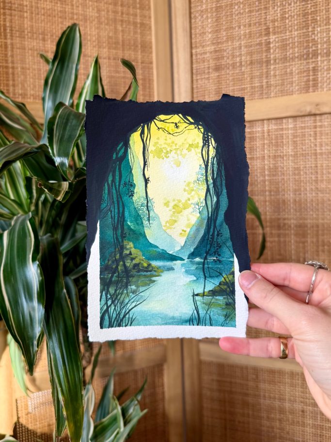 Grüner Waldweg mit einem ruhigen Fluss und sanftem Licht im Hintergrund.