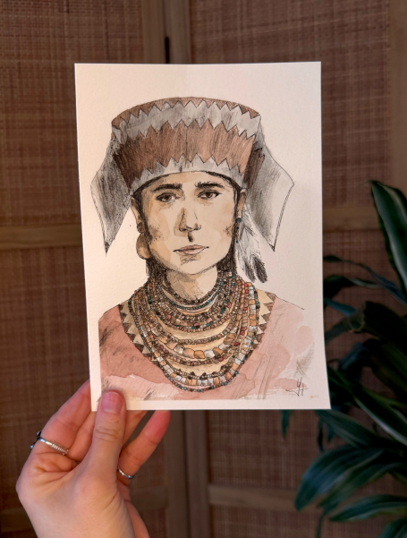 Porträt einer Person in traditioneller Kleidung mit Schmuck und Kopfbedeckung.