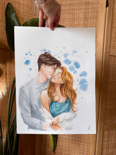 Junge Paare umarmen sich, glücklich lächelnd vor einem sanften Hintergrund.