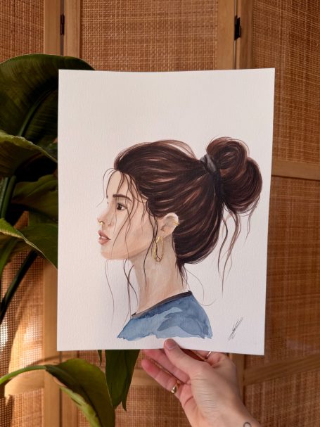 Porträt einer Frau mit Hochsteckfrisur, weich gezeichnet in natürlichen Farben.