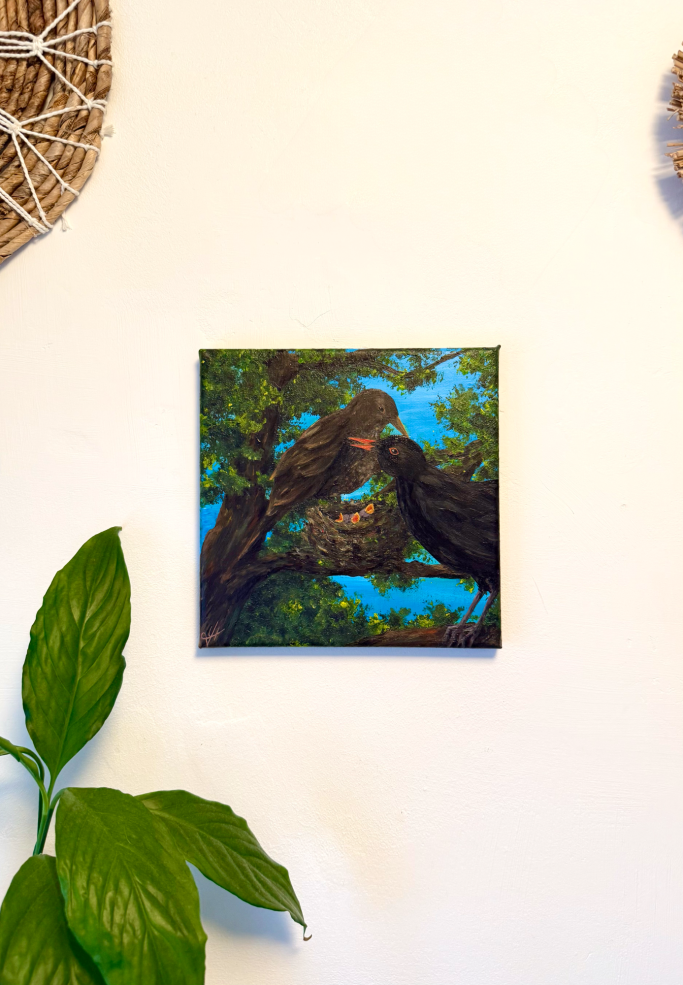 Ein Gemälde von zwei Vögeln, umgeben von Blättern und blauem Himmel.