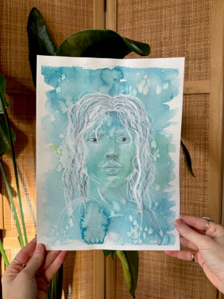 Porträt einer Person mit aquarellierter blau-grüner Farbgebung und langen, lockigen Haaren.