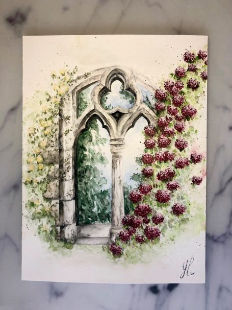 Eine zarte Zeichnung eines gotischen Fensters umgeben von Blumen und grüner Landschaft.