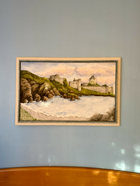 Landschaft mit Wasser, Hügeln und Burgen im Hintergrund, im warmen Farbton.