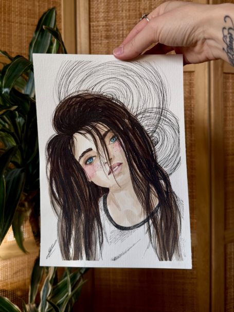 Porträt einer jungen Frau mit langen, dunklen Haaren und blauen Augen, im Kunststil.