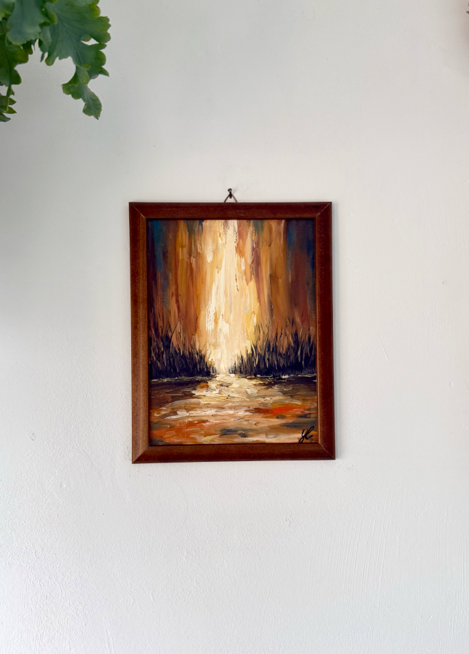 Abstraktes Landschaftsgemälde mit Wasser und hohen Felsen im warmen Licht.