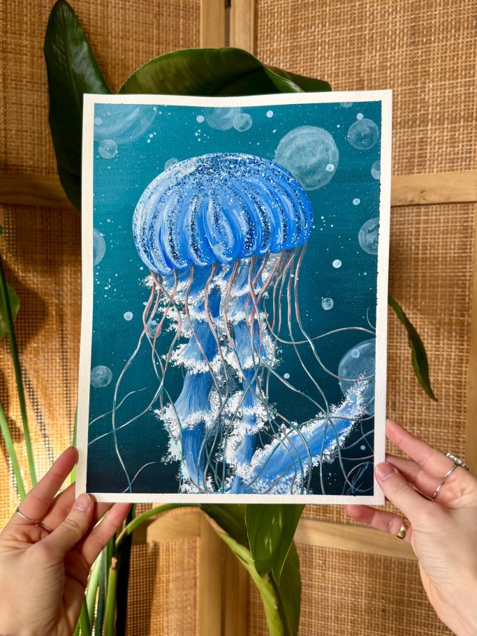 Blaues Quallenbild vor einer natürlichen Hintergrundtextur gehalten.