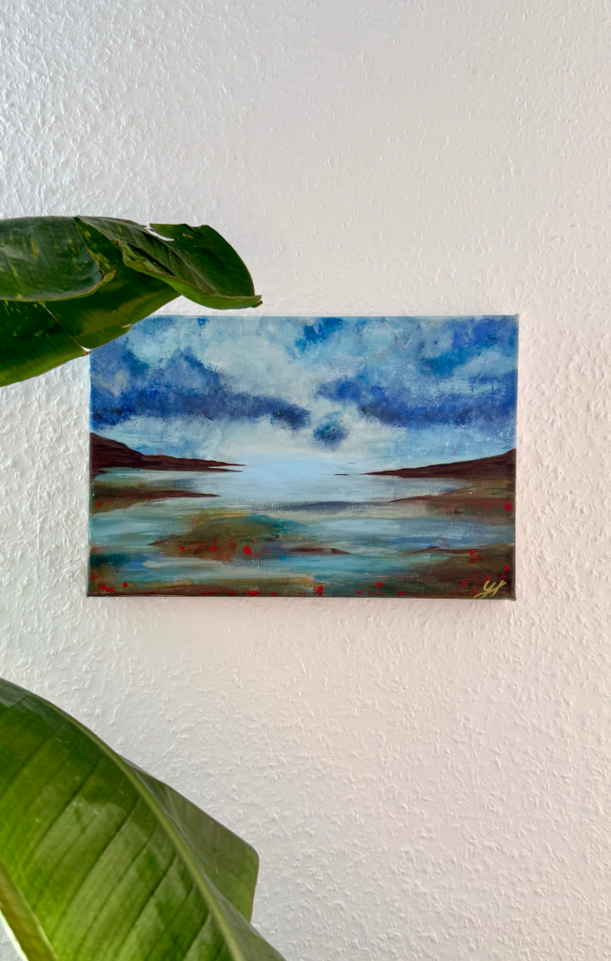 Abstrakte Landschaft mit Himmel, Wasser und einer grünen Pflanze im Vordergrund.