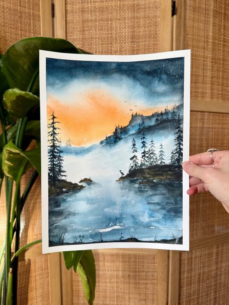 Wasserfarbenlandschaft mit See, Bergen und Sonnenuntergang, umgeben von Fichten.