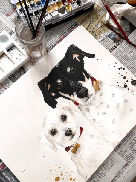 Zwei Hunde in Aquarell gemalt, einer schwarz-weiß, der andere weiß mit rotem Halsband.