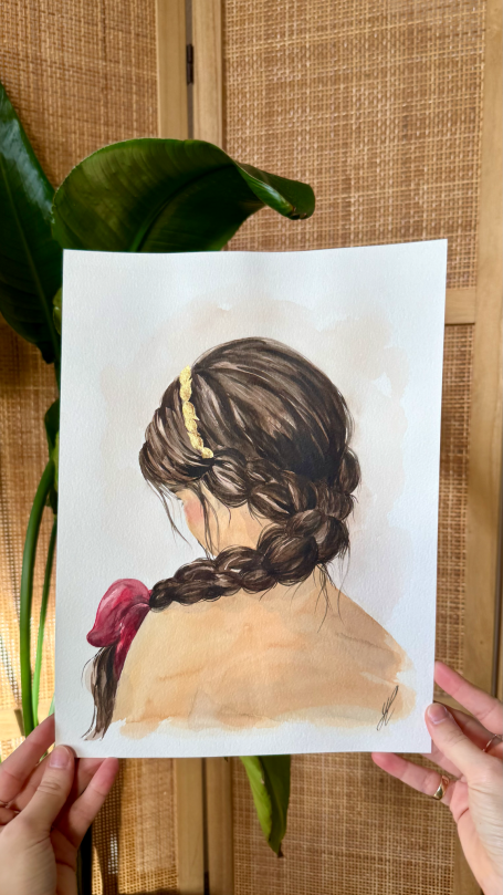 Mädchen mit einem geflochtenen Zopf und gelber Haarspange, Rückenansicht.