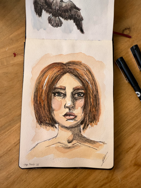 Porträt einer nachdenklichen Frau mit kurzen, rotbraunen Haaren und neutralem Ausdruck.