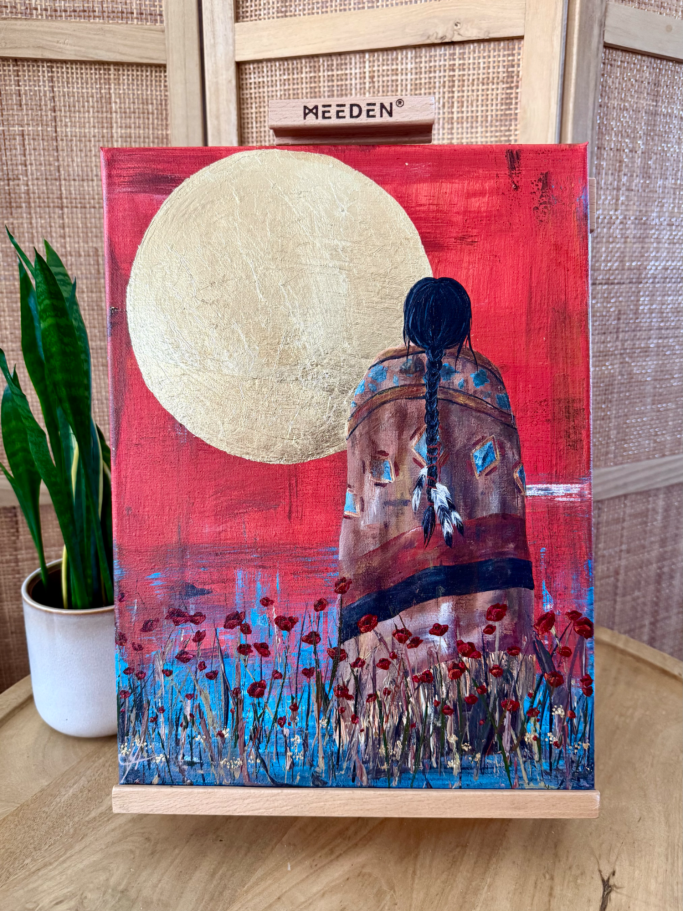 Eine Figur steht vor einem großen, goldenen Mond, umgeben von roten und blauen Blumen.