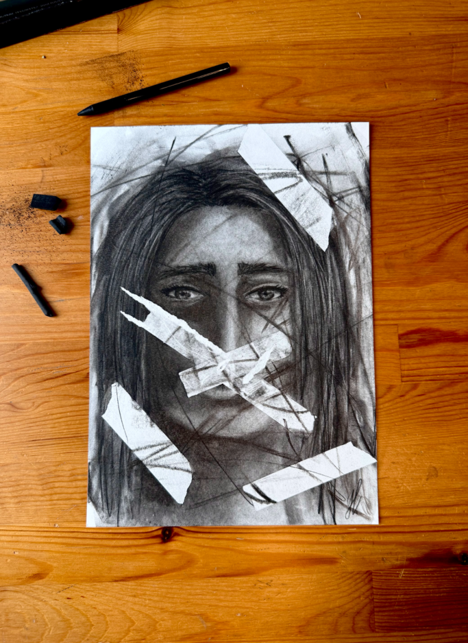 Porträt eines besorgten Gesichts mit Bändern und verwischten Konturen auf Papier.