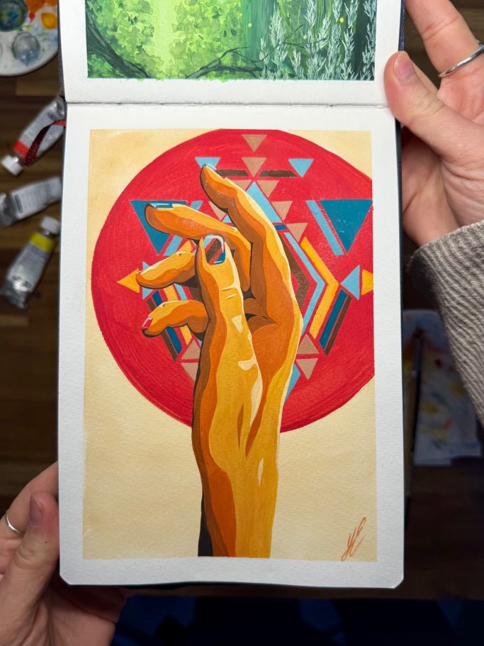 Hand mit buntem, geometrischem Hintergrund und leuchtenden Farben.