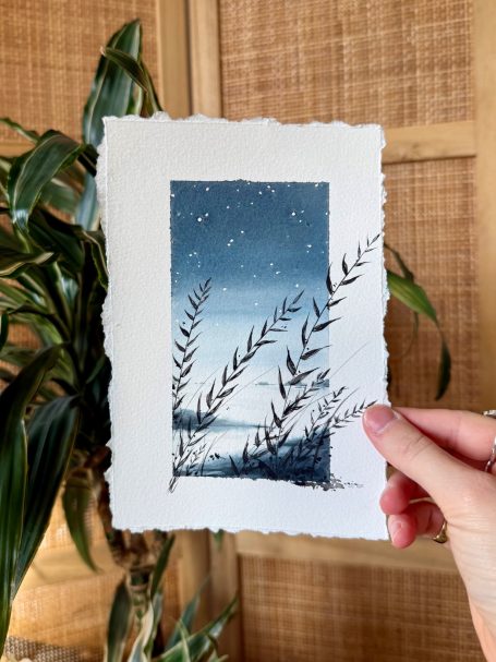 Eine handgezeichnete Landschaft mit Pflanzen und Sternenhimmel in sanften Blautönen.